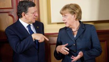 El presidente de la Comisión Europea, Jose Manuel Barroso conversa con la canciller alemana, Angela Merkel, la pasada semana en Straslund.