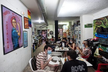 Ambiente en el interior del espacio autogestionado La Piluka, del Barrio del Pilar, durante una reunión vecinal para iniciar el verano.
