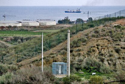 La valla instalada sin previo aviso en la zona donde cayeron las bombas.