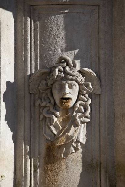 Cara de Medusa, en un lateral de la fuente de Apolo.