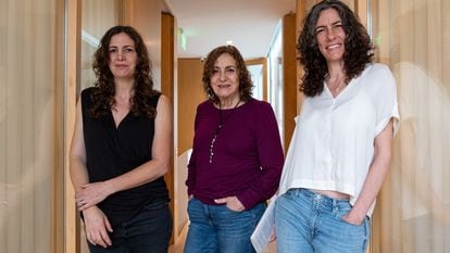 Pilar Calveiro (centro), con sus hijas, María y Mercedes Campiglia, retratadas a principios de abril en Buenos Aires.