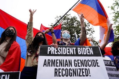 Manifestantes armenios celebran el reconocimiento del genocidio armenio por parte de EE UU.