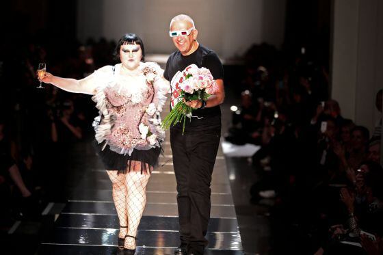 Beth Davis junto a Jean Paul Gaultier en el desfile del diseñador en la Semana de la Moda de París, en octubre de 2010.