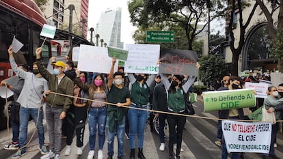 Personal académico y alumnos del CIDE protestan en la sede del Conacyt, este viernes.