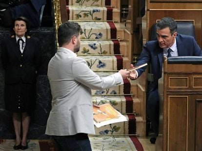 Rufián entrega a Sánchez una copia del libro que Oriol Junqueras ha escrito en prisión.