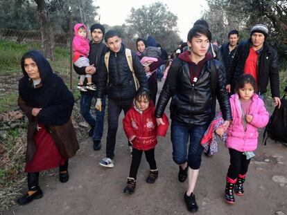 Un grupo de migrantes llega a Skala Sikaminias (Lesbos) tras gruzar el Egeo desde Turquía.