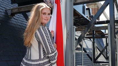 La princesa Amalia de Holanda sube la bandera de su escuela en el palacio Huis Ten Bosch tras graduarse 'cum laude', el 10 de junio de 2021.