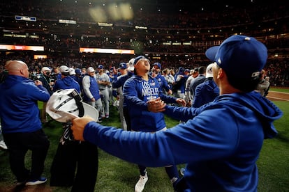 Julio Urías celebra con sus compañeros de equipo después de que los Dodgers derrotaron a los Giants, 2-1.