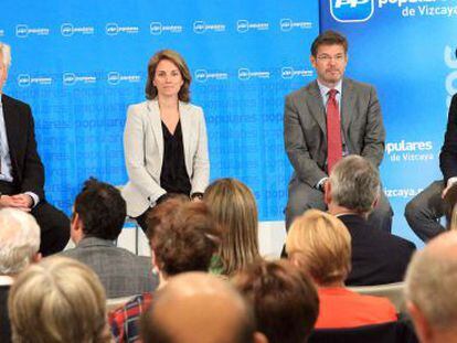 El ministro de Justicia, Rafael Catalá , segundo por la derecha junto a la presidenta del PP vasco, Arantza Quiroga, y candidatos de su partido este martes en Bilbao.