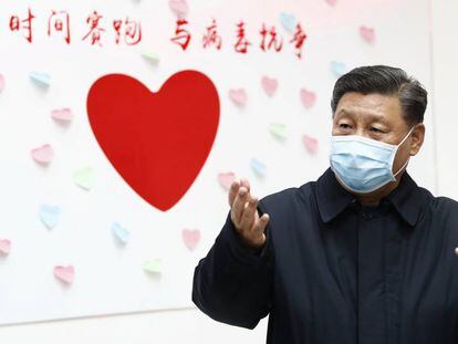 El presidente chino, Xi Jinping, con una mascarilla en un centro de Pekín.