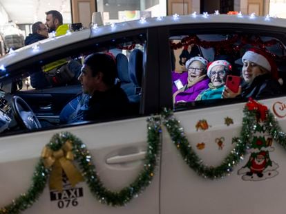 Decimonovena edición del ‘Paseo de la Ilusión’ en la que 122 taxistas han mostrado el alumbrado navideño de Córdoba a 500 usuarios de residencias y centros de mayores de la ciudad.