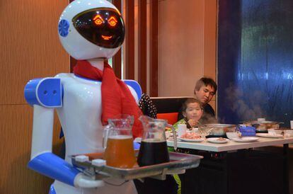 Un robot sirve como camarero en Liaocheng, China. 