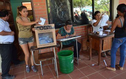 Ciudadanos del departamento boliviano de Beni participan en la segunda vuelta de los comicios para elegir gobernador.