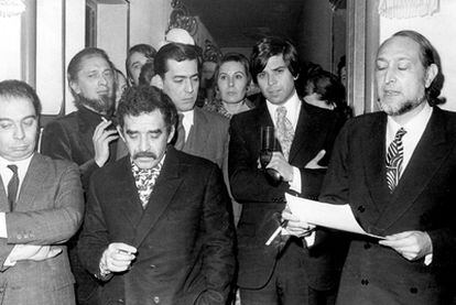 Imagen tomada durante el fallo del Premio Biblioteca Breve de 1970, en la que Mario Vargas Llosa (en la segunda fila en el centro) y Gabriel García Márquez (delante) aparecen rodeados de Carlos Barral, Juan García Hortelano y José María Castellet, entre otros.