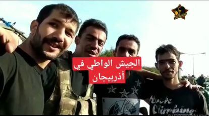 Fotograma del vídeo en el que aparece un grupo de combatientes sirios en la ciudad azerí de Horadiz, difundido en las redes el pasado 3 de octubre.