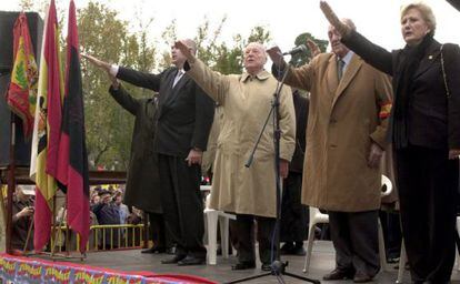 Blas Piñar (segundo por la izquierda), conmemorado el XXVII aniversario de la muerte de Franco.
