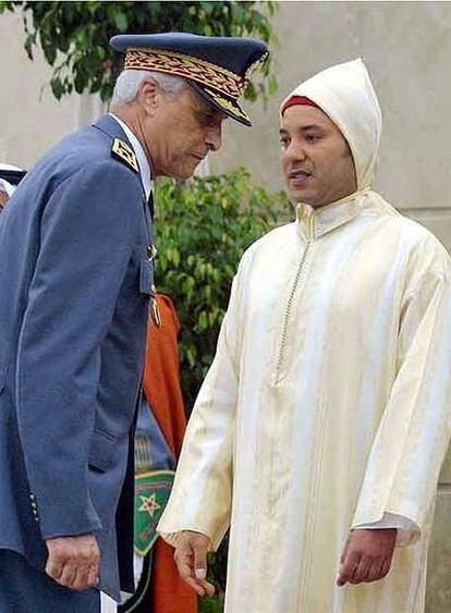 Mohamed V (derecha), rey de Marruecos, y Hosni Bensliman, en 2001.