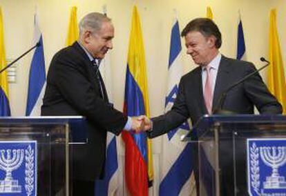 El presidente colombiano, Juan Manuel Santos (d) con el primer ministro israelí, Benjamín Netanyahu (i) durante la rueda de prensa ofrecida ayer en Jerusalén, Israel.