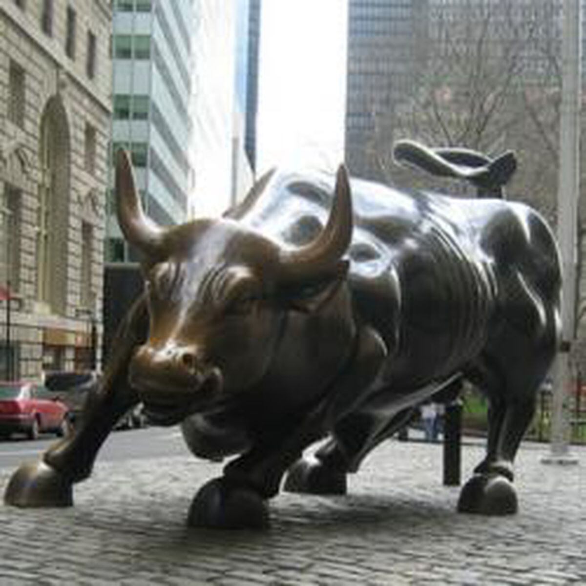Зе бык отзывы. Бык с Уолл стрит. Скульптура «бык ». Скульптуры из металла бык. Биржевой бык.