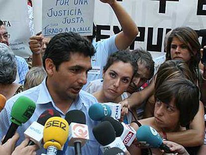 Juan José Cortés, padre de Mari Luz, en la manifestación para pedir la expulsión del juez del caso, Rafael Tirado.