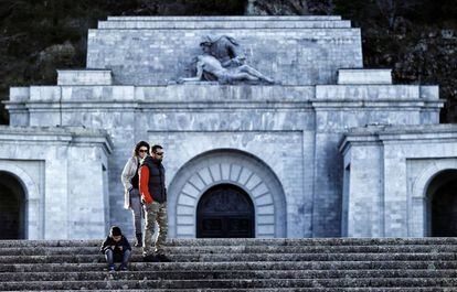 Una familia realizando una visita tur&iacute;stica en el Valle de los Ca&iacute;dos.