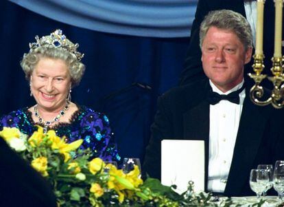 En la conmemoración del 50 aniversario del Día D, la reina y el duque de Edimburgo invitaron a Bill y Hillary Clinton a cenar en Portsmouth y pasar la noche en el yate real 'Britannia'. Era la primera ocasión en la que la reina pasaba tiempo con el presidente. En su autobiografía, Clinton escribió: “Su Majestad me impresionó como alguien que, de no ser por las circunstancias de su nacimiento, podría haberse convertido en una exitosa política o diplomática. Tal como estaban las cosas, tenía que ser ambas, sin que pareciera ser ninguna de las dos”.