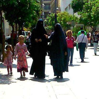 Mujeres con 'niqab' por una calle de Ceuta.