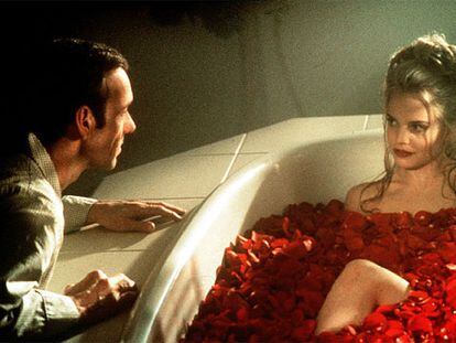 Kevin Spacey y Mena Suvari, en una escena de 'American Beauty' (1999), de Sam Mendes.