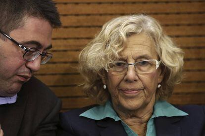La alcaldesa de Madrid Manuela Carmena junto al concejal de Hacienda Carlos Sánchez Mato.