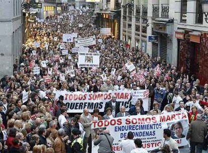 Cientos de personas llenaron el centro de Madrid para mostrar su indignación por el asesinato de Marta del Castillo.