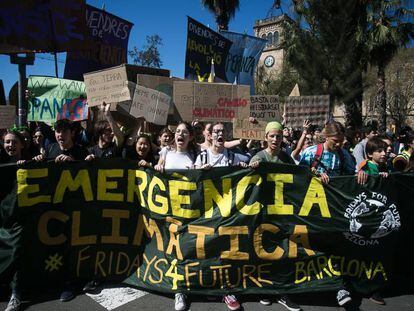 Estudiantes se manifiestan frente a la sede central de la Universitat de Barcelona contra la emergencia climática
