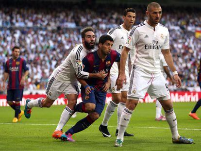 Luis Su&aacute;rez es sujetado por Carvajal durante el &uacute;ltimo derbi Real Madrid-Barcelona. 