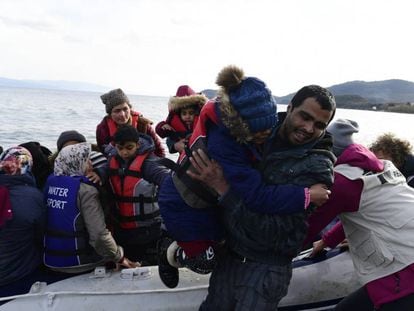 Llegada de migrantes a Skala Sikaminias, en la isla griega de Lesbos, este viernes. 