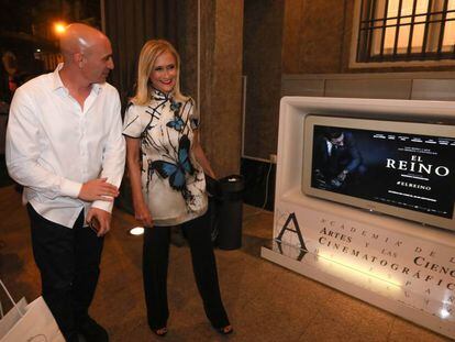 Cristina Cifuentes y el presidente de la Federación de Fútbol, Luis Rubiales, el martes, en el pase de 'El reino', en Madrid.