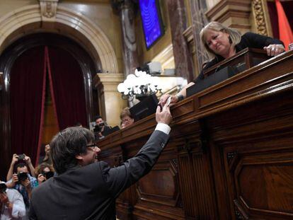 Puigdemont deposita su voto en el Parlament el 27 de octubre.