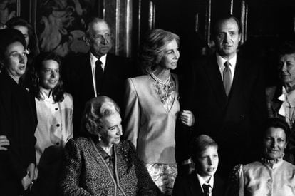 Celebración del 25º aniversario de la boda de los Reyes de España. De izquierda a derecha: la infanta Margarita, Simoneta Gómez Acebo, don Juan, los Reyes y la madre del Rey, doña Mercedes.