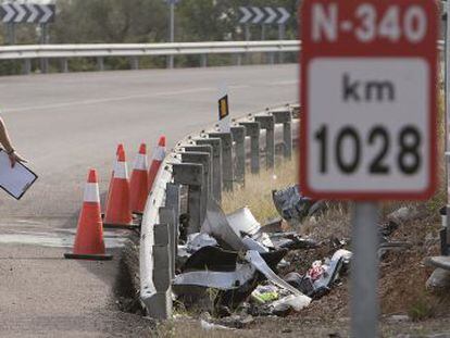 Un agente realiza el atestado de un accidente en el kil&oacute;metro 1028 de la N-340, en agosto pasado.