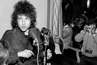Bob Dylan, delighted to give a press conference in Paris in 1966