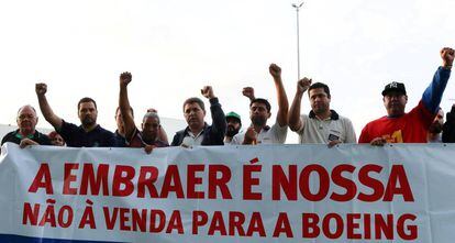 Trabajadores de Embraer se manifiestan contra la venta a Boeing el pasado mes de enero en São Jose dos Campos.
