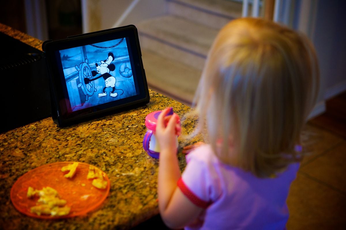 Una revisión de estudios indica que los efectos del uso de pantallas en los niños y adolescentes son pequeños | Salud y bienestar