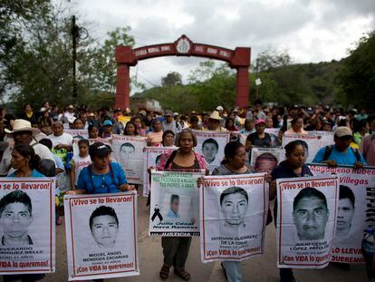 Familiares de los estudiantes desaparecidos protestan en Tixtla, Guerrero.