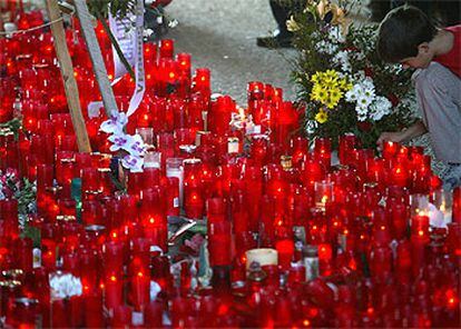 Homenaje en la estación de El Pozo a las víctimas de los atentados del 11 de marzo en Madrid.