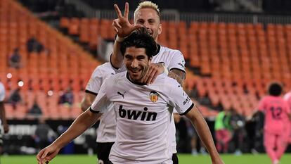 Carlos Soler celebra su tercer gol ante el Madrid en Mestalla.