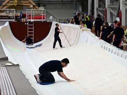 Varios empleados, en la fábrica de palas eólicas de Siemens Gamesa en Hull (Inglaterra), en enero de 2022.