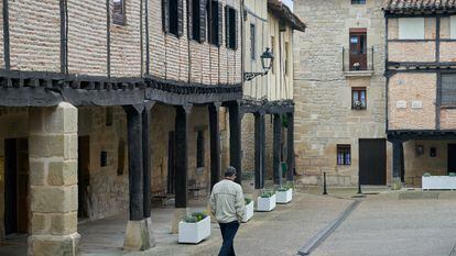Un vecino de Santa Gadea del Cid (Burgos, Comarca del Ebro) pasea por una de sus calles.