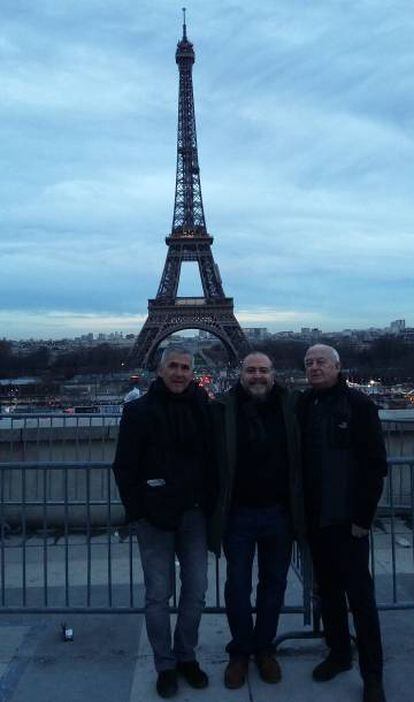 Tres de los cuatro amigos frente a la Torre Eiffel, en París, ciudad en la que el Real Madrid disputó ante el PSG la vuelta de los octavos de final del torneo en 2018.