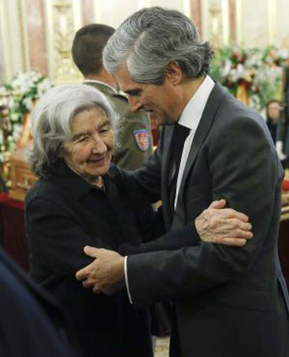 Adolfo Suárez Illana, saluda a Carmen Menéndez, viuda del histórico dirigente comunista Santiago Carrillo.