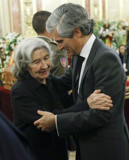 Adolfo Su&aacute;rez Illana, saluda a Carmen Men&eacute;ndez, viuda del hist&oacute;rico dirigente comunista Santiago Carrillo.