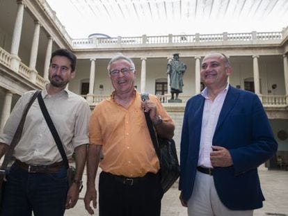 Jordi Peris, Joan Rib&oacute; y Joan Calabuig en la primera reuni&oacute;n negociadora de los pactos de gobierno. 