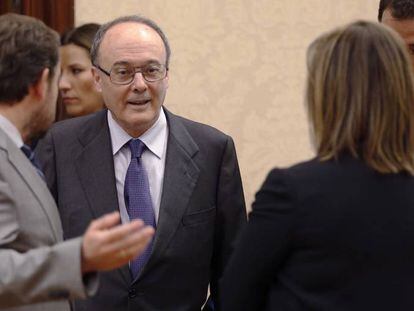 El gobernador del Banco de Espa&ntilde;a, Luis Mar&iacute;a Linde, a su llegada al Congreso de los Diputados 